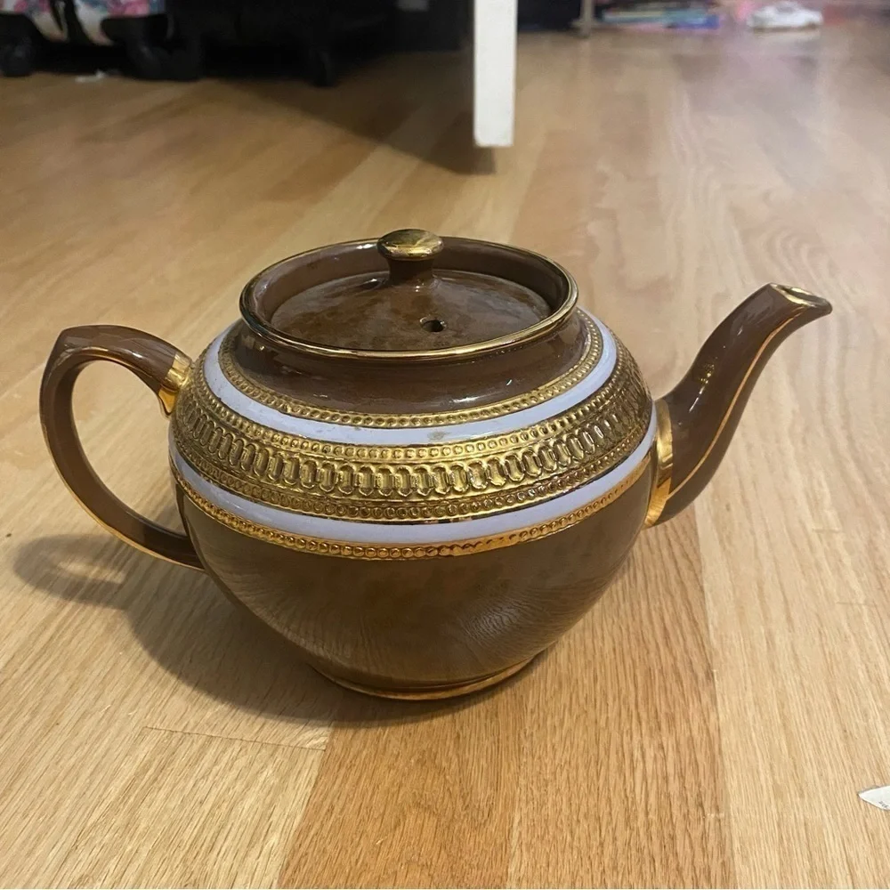 Vintage Sadler Queen of England Ceramic Tea Pot #2305 Brown with Gold